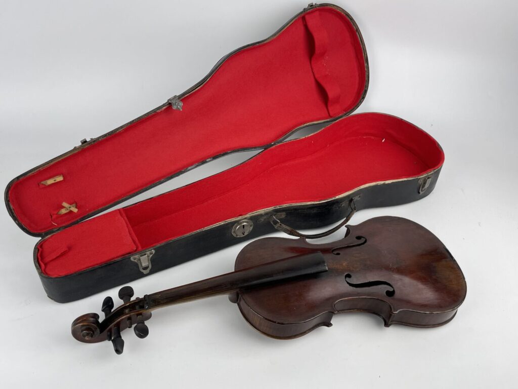 VIOLON, étiquette apocryphe marquée « Nicolas Amati », dans son…