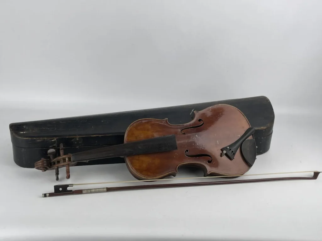 VIOLON en érable ou épicéa, muni de sa mentonnière, cordier…