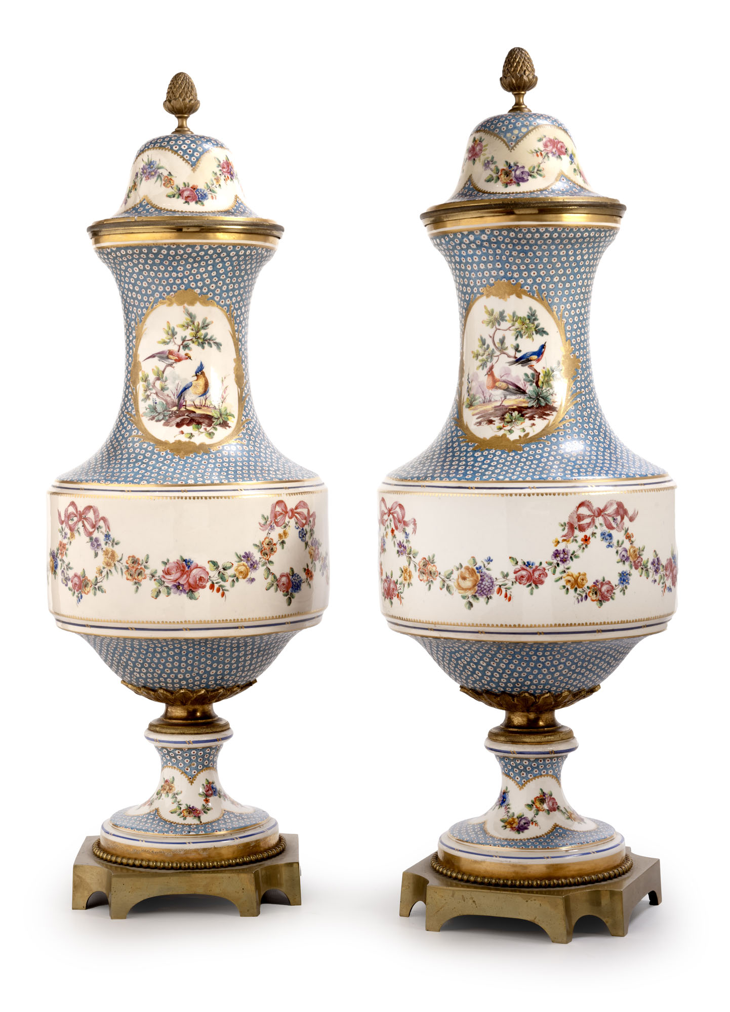 PAIRE DE VASES COUVERTS de style Louis XVI en porcelaine…