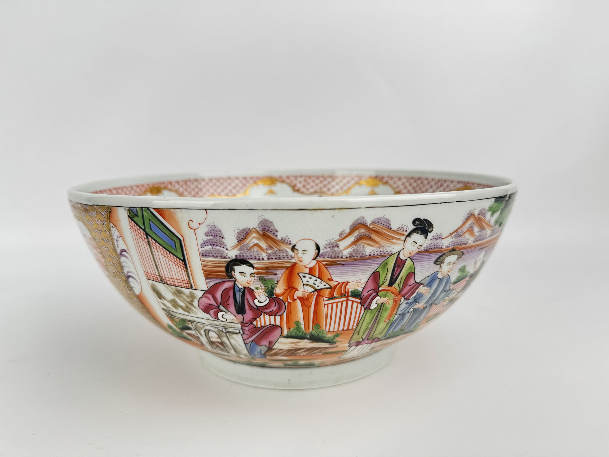 COUPE en porcelaine émaillée polychrome et or à décor de…