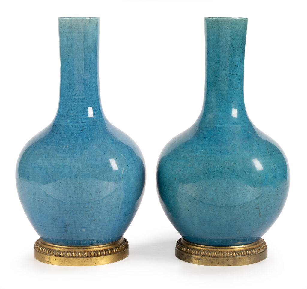PAIRE DE VASES balustres en grès émaillé turquoise, sur des…