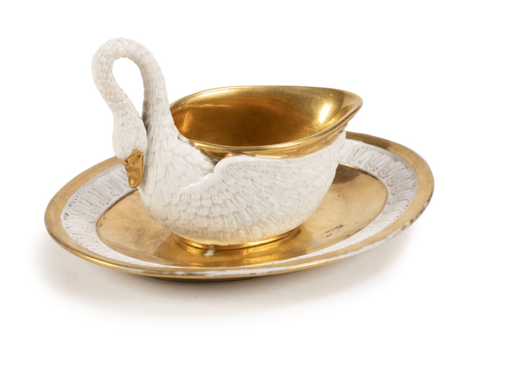 TASSE et SOUS-TASSE en biscuit de porcelaine blanche et or,…