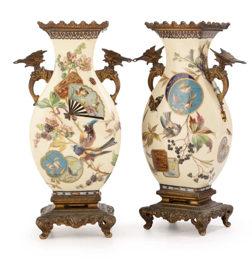 PAIRE DE VASES de forme balustre en faïence effet craquelé…
