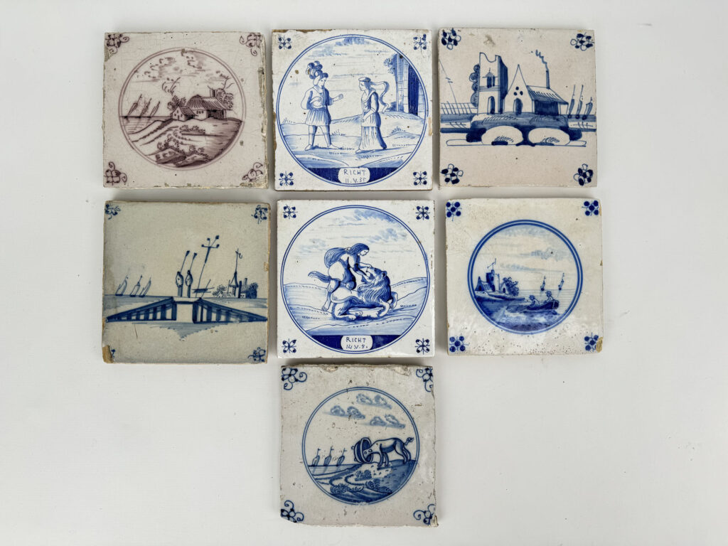 SUITE DE SEPT CARREAUX en faïence émaillée bleu, blanc et…