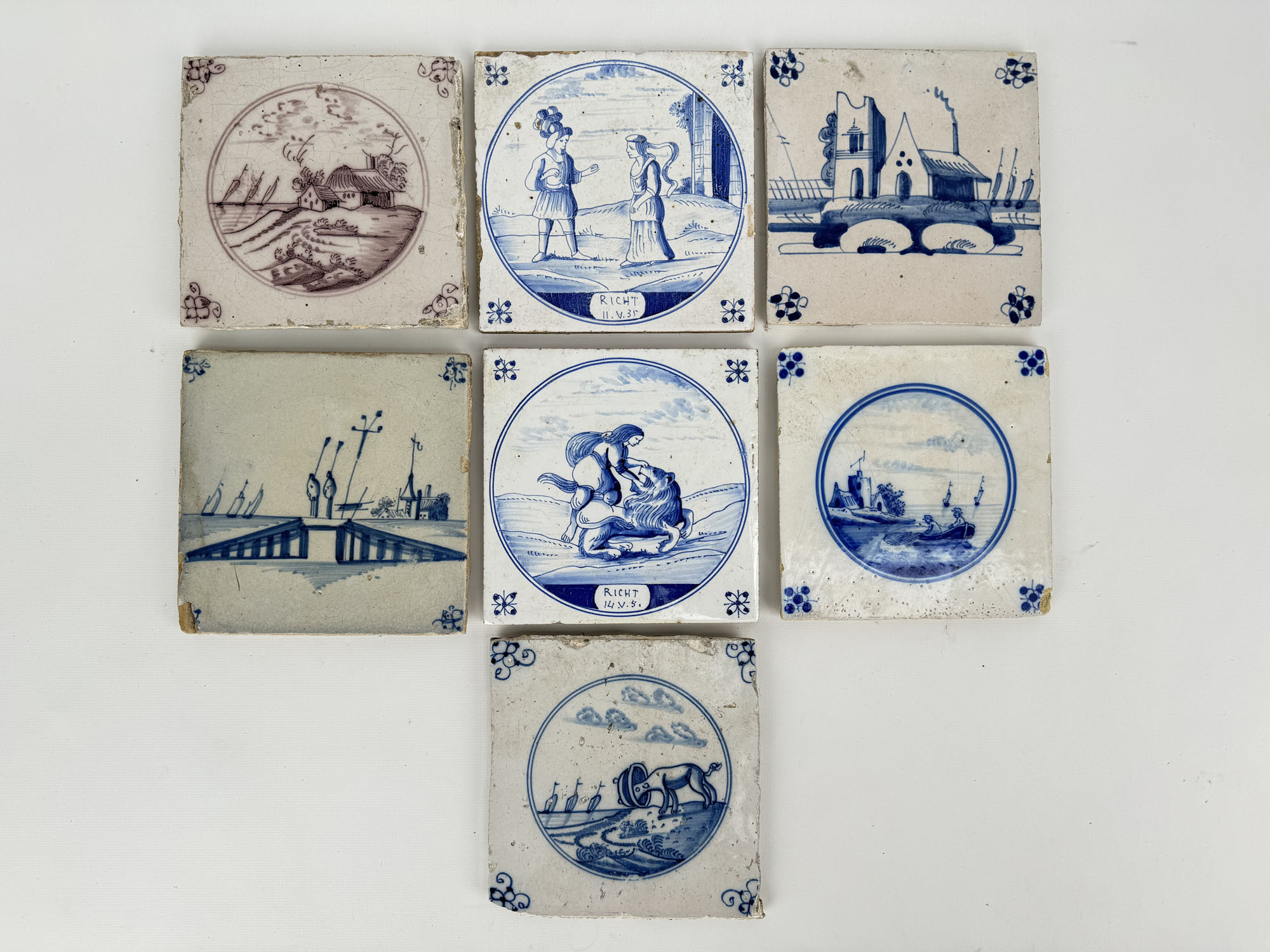 SUITE DE SEPT CARREAUX en faïence émaillée bleu, blanc et…