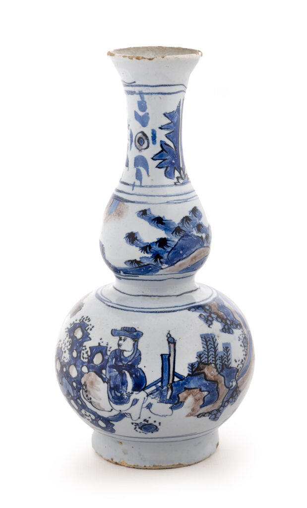VASE COLOQUINTE en faïence émaillée bleu et manganèse à décor…