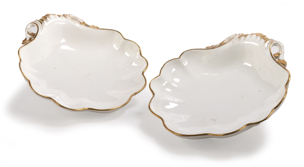 PAIRE DE COMPOTIERS en forme de coquilles en porcelaine blanche,…