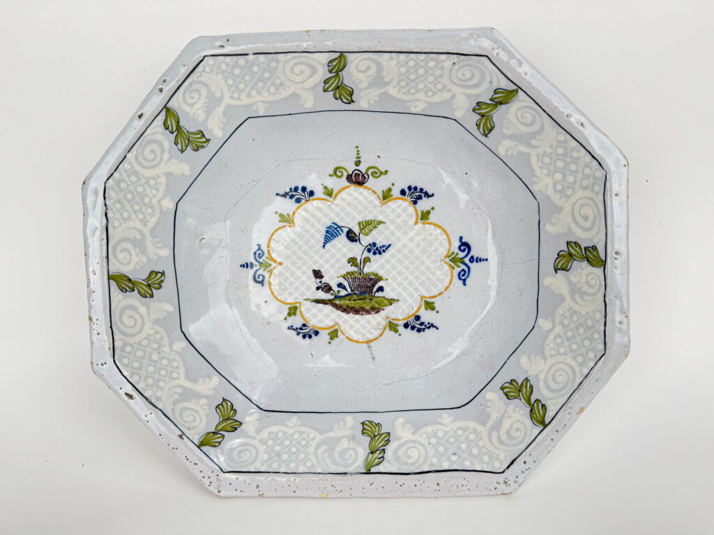 PLAT CREUX octogonal en faïence émaillée polychrome à décor bianco…