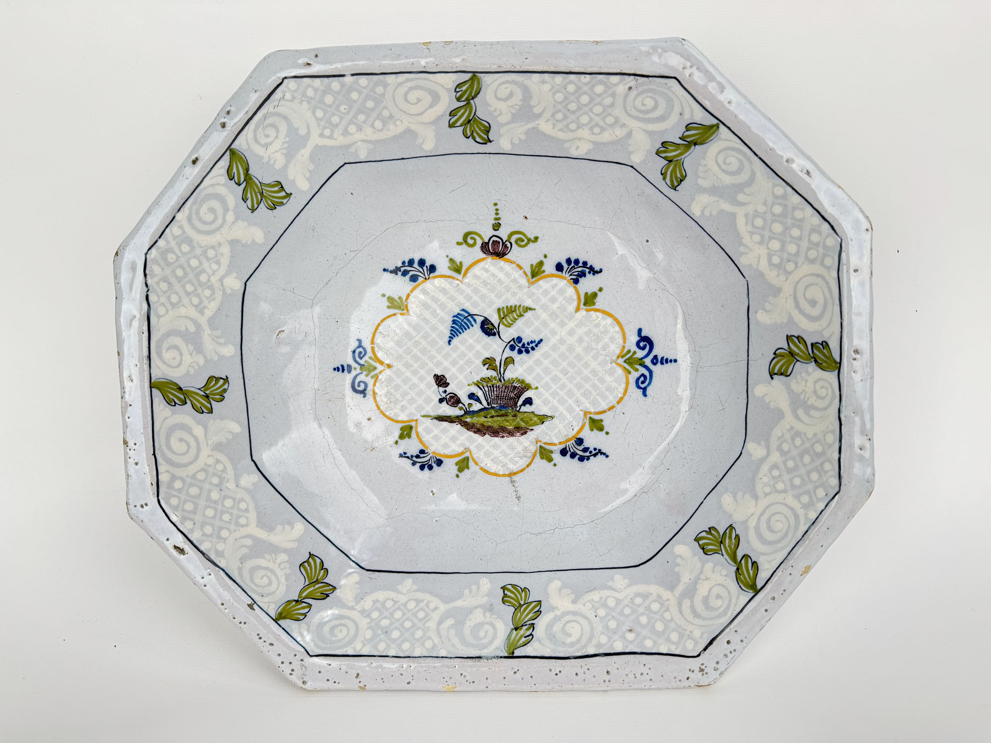 PLAT CREUX octogonal en faïence émaillée polychrome à décor bianco…