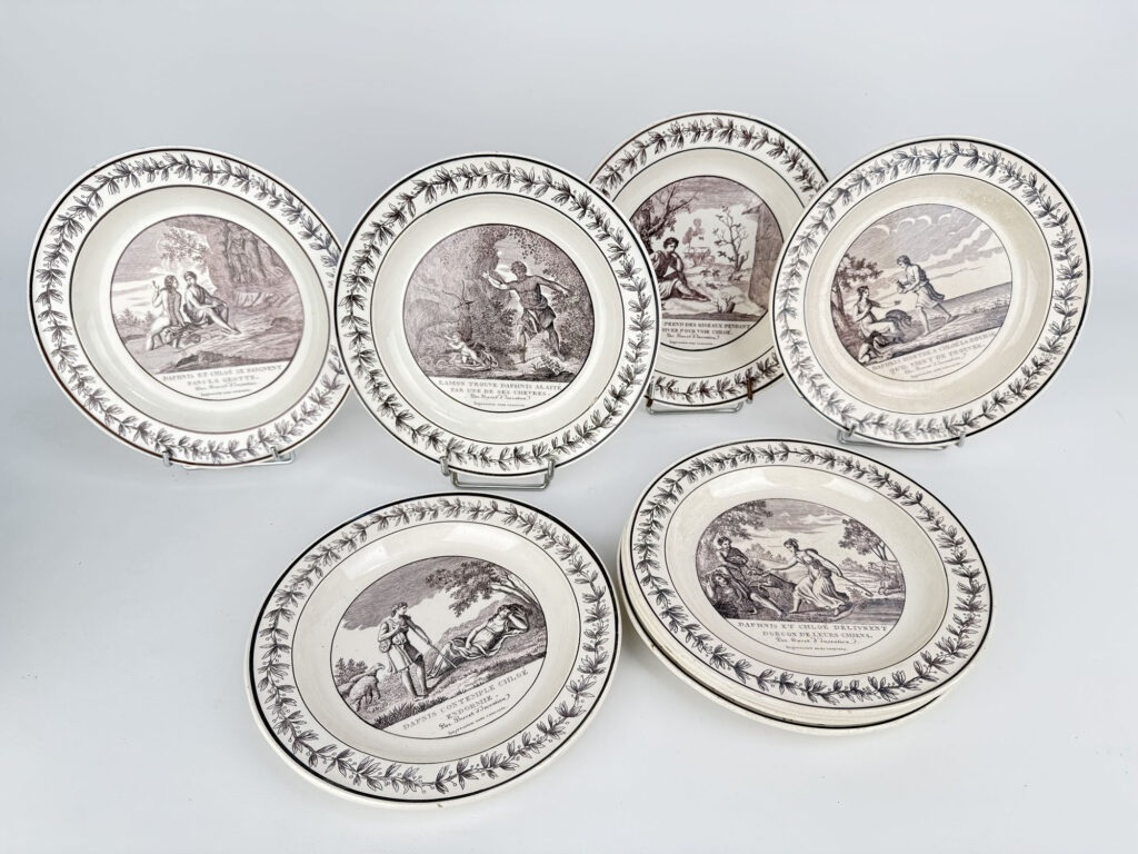 SUITE de dix assiettes en faïence fine à décor imprimé…