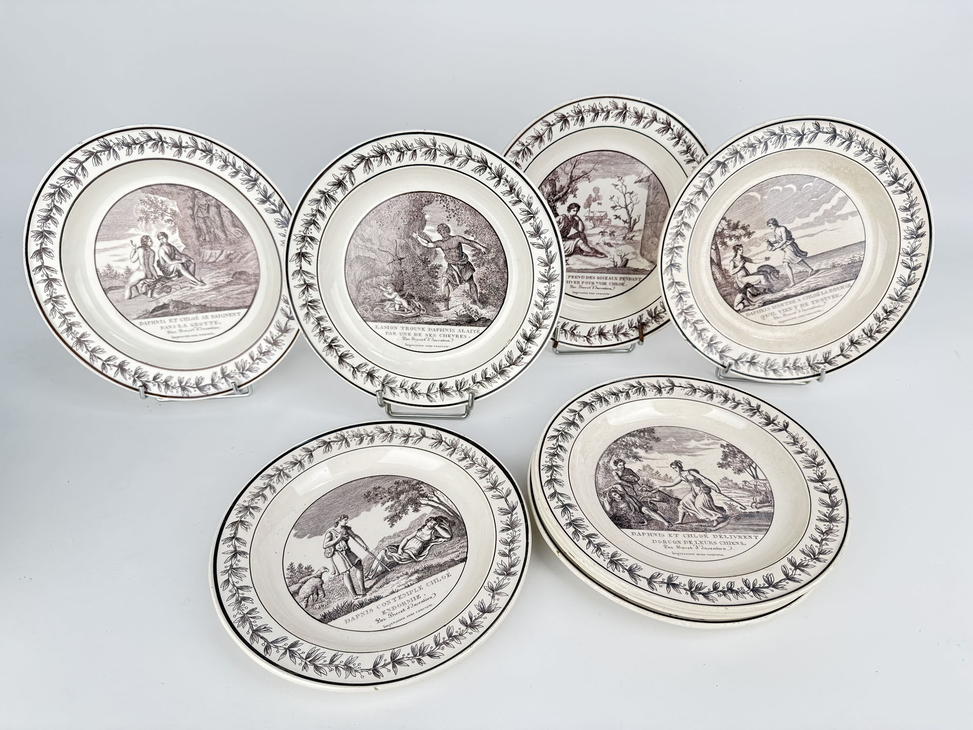 SUITE de dix assiettes en faïence fine à décor imprimé…