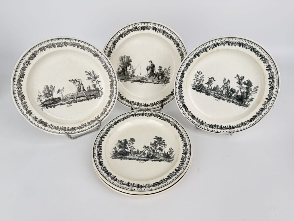 SUITE de douze assiettes octogonales en faïence fine, à décor…
