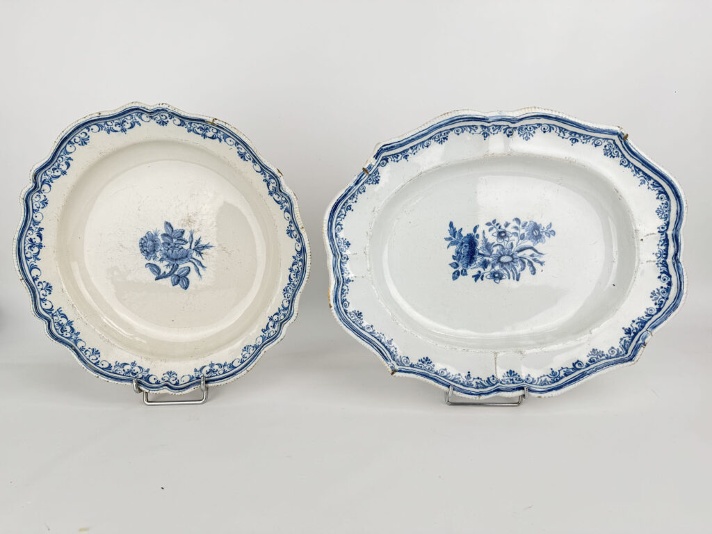 DEUX PLATS OVALE ET ROND de forme mouvementée en faïence…