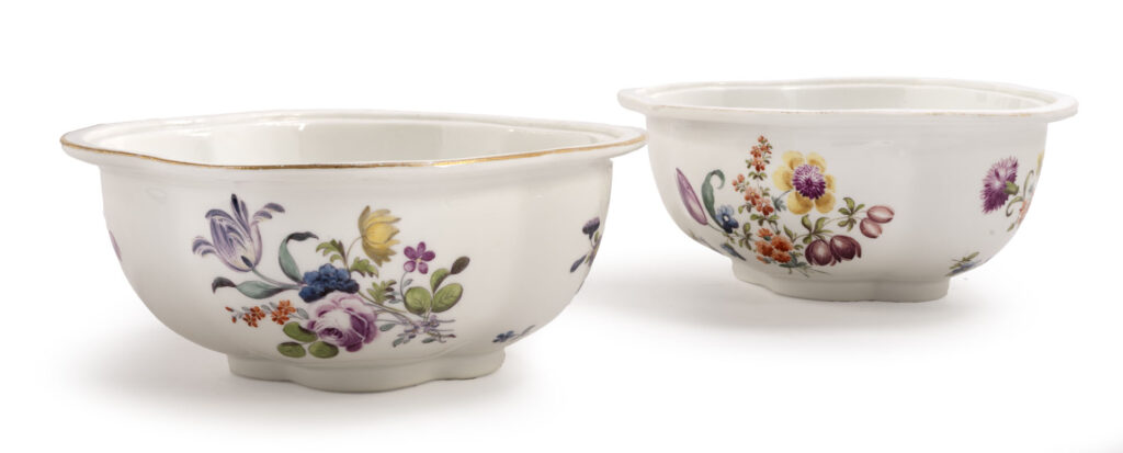 PAIRE DE RAVIERS quadrilobés en porcelaine émaillée polychrome à décor…