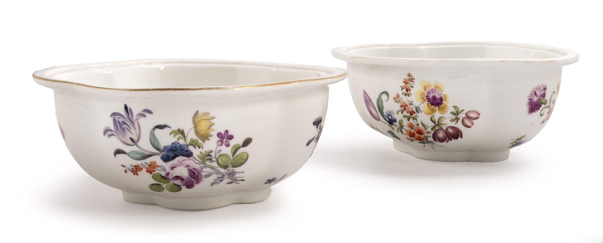 PAIRE DE RAVIERS quadrilobés en porcelaine émaillée polychrome à décor…