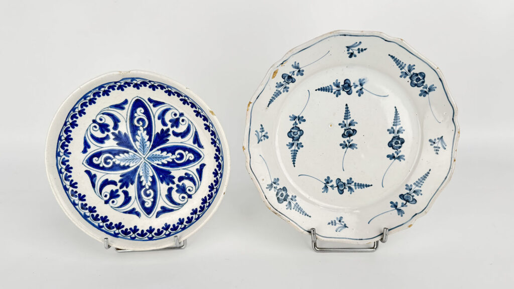 DEUX ASSIETTES de forme ronde et mouvementée en faïence émaillée…