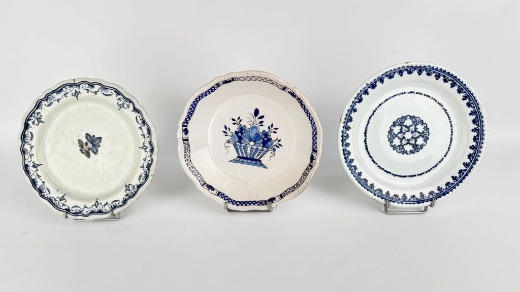 DEUX ASSIETTES de forme ronde et mouvementée en faïence émaillée…