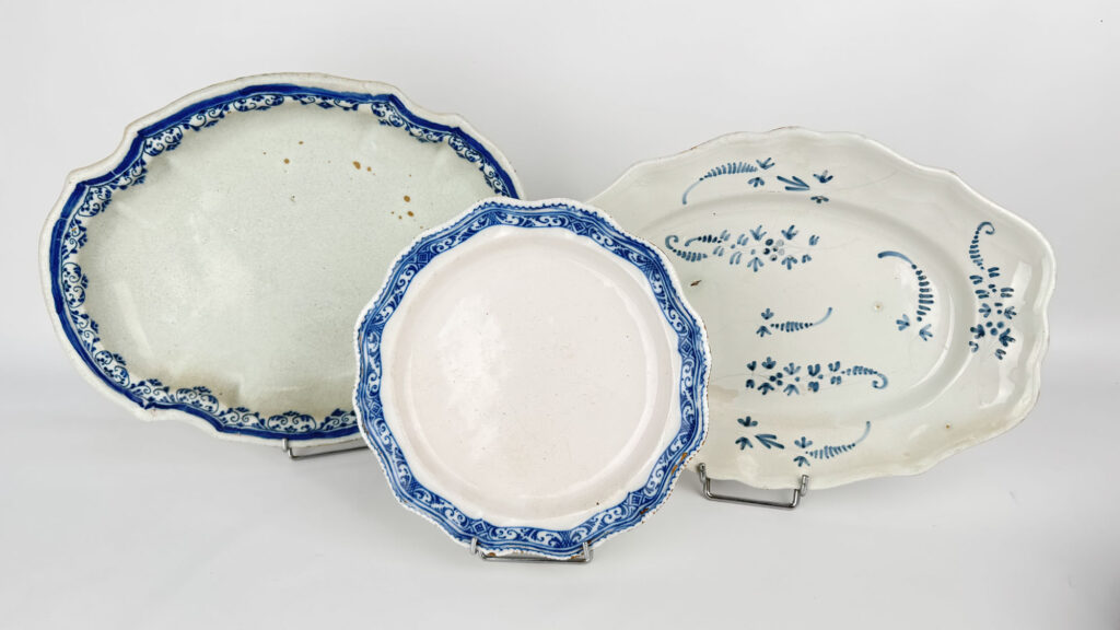 ENSEMBLE D&rsquo;UN PLAT et D&rsquo;UNE ASSIETTE de forme mouvementée en…