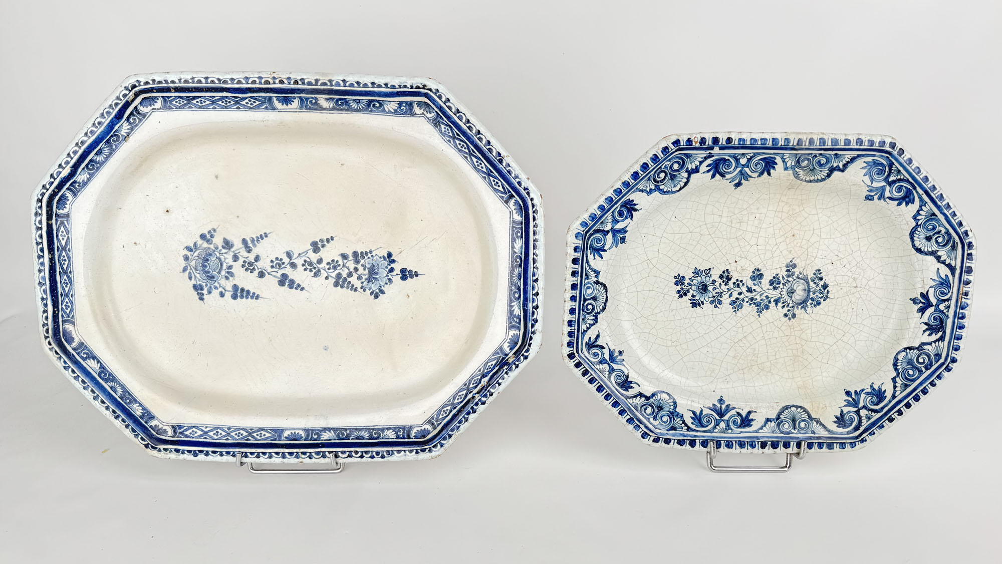 DEUX PLATS de forme octogonale en faïence émaillée bleu et…