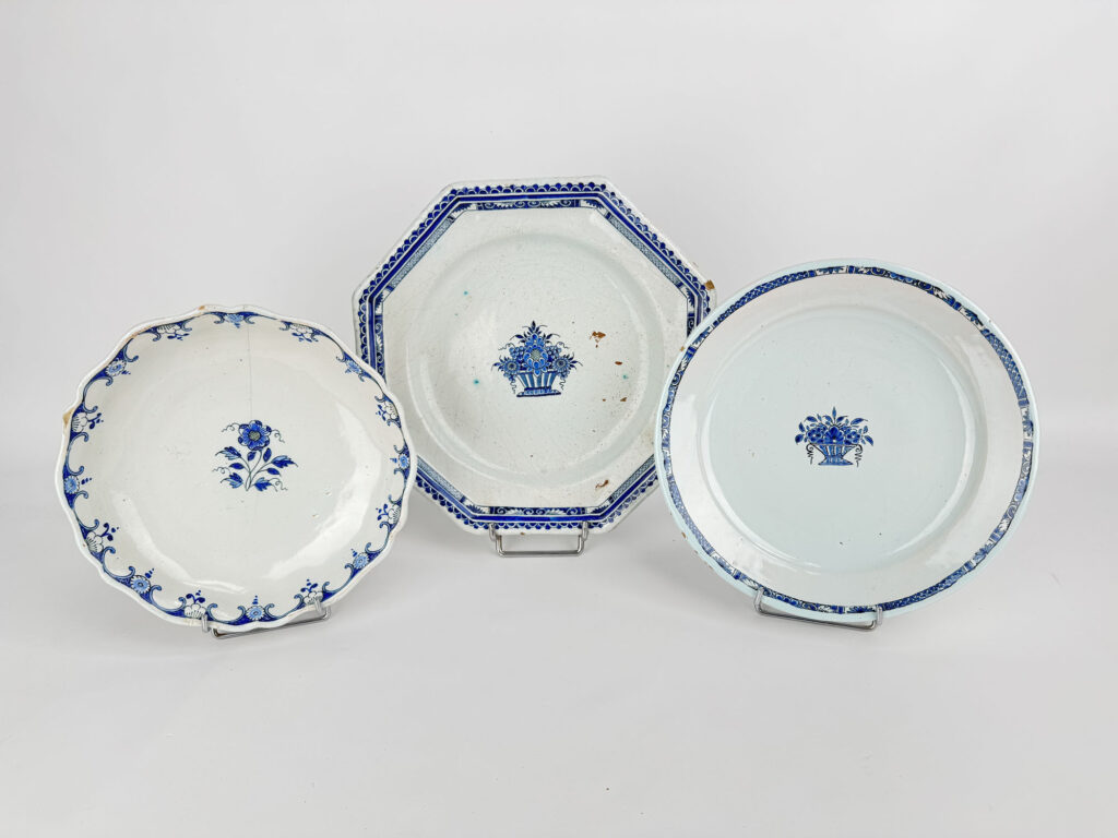 ENSEMBLE DE TROIS ASSIETTES de forme ronde, octogonale et mouvementée…
