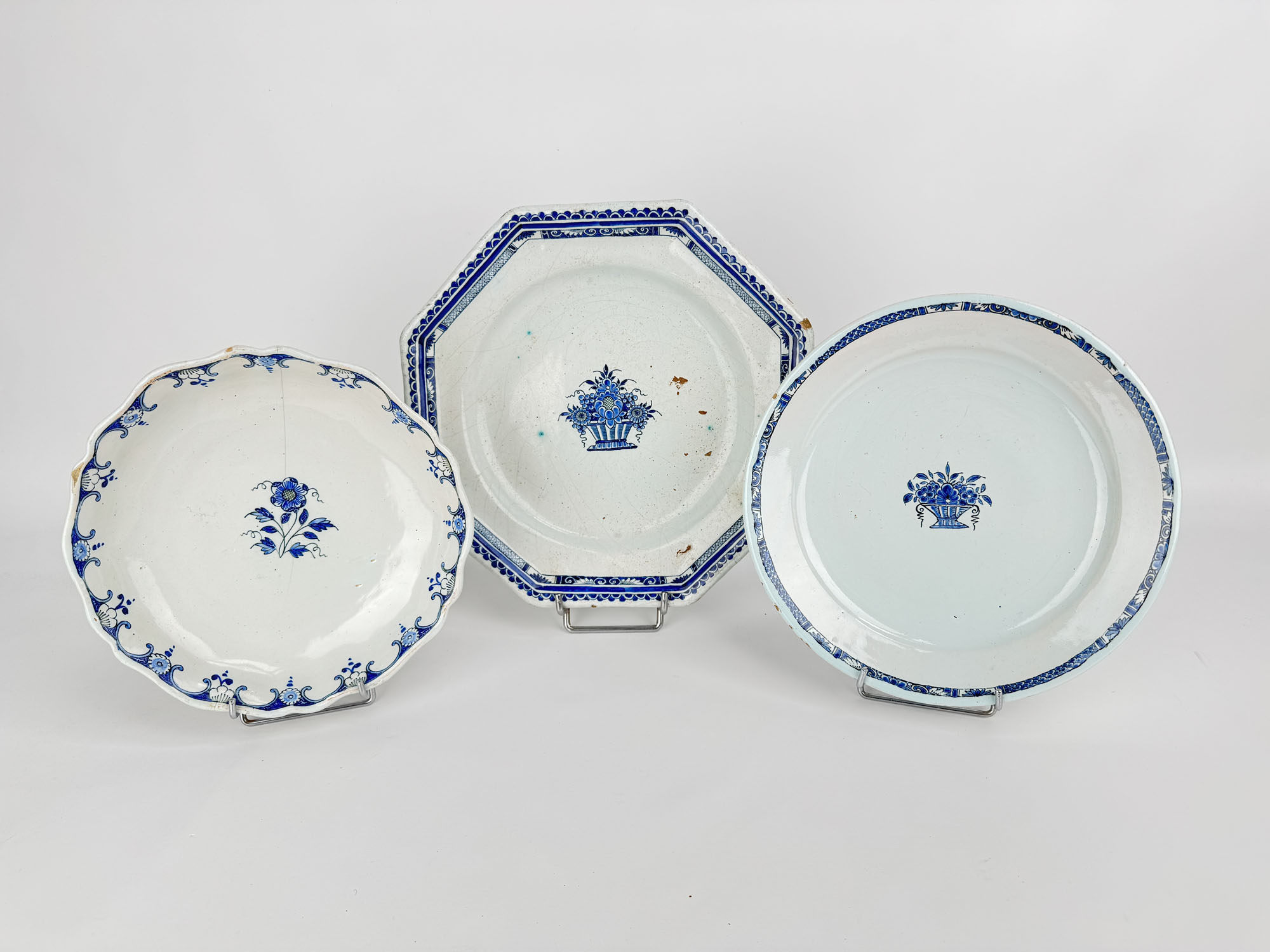 ENSEMBLE DE TROIS ASSIETTES de forme ronde, octogonale et mouvementée…