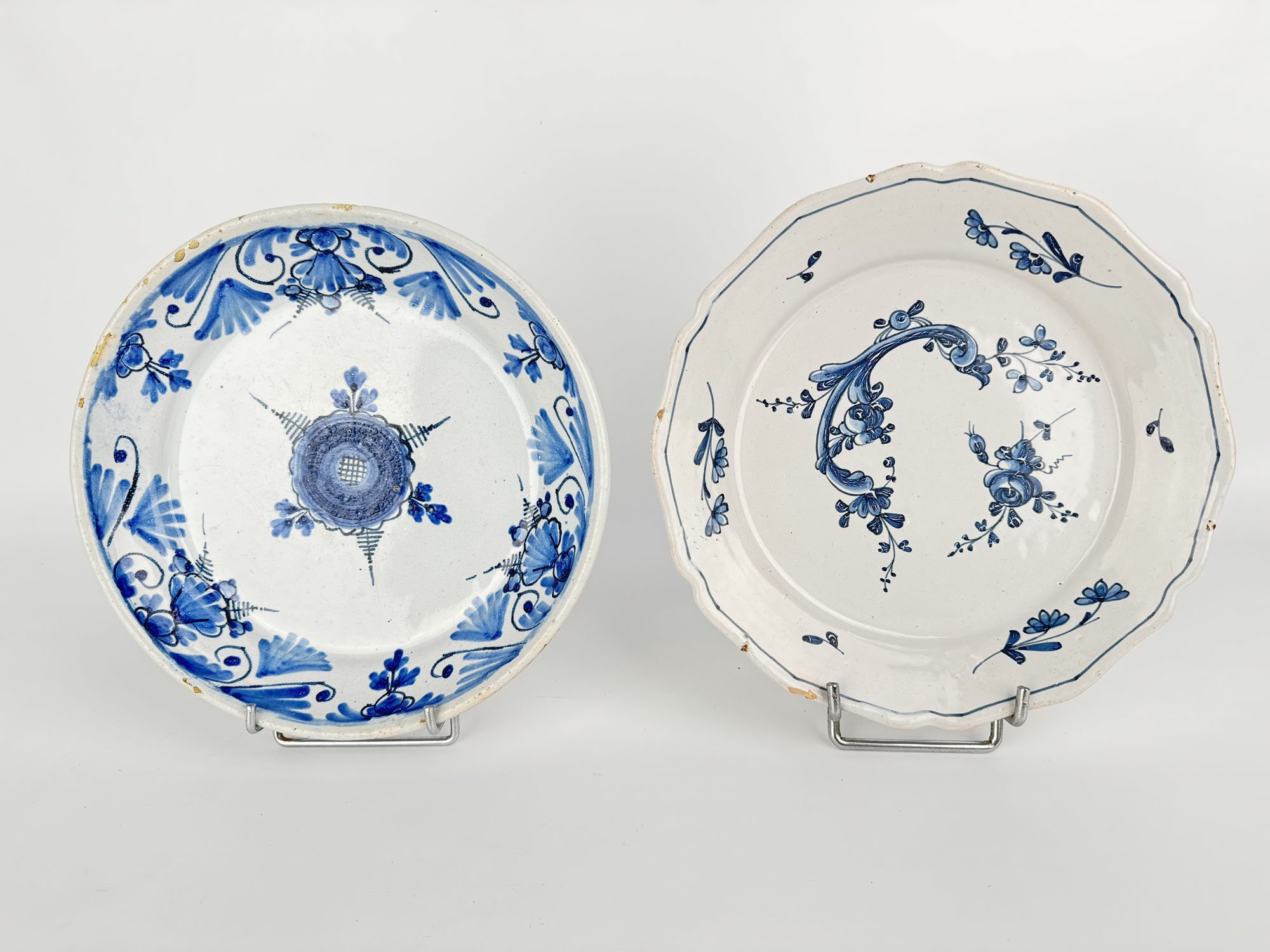 DEUX ASSIETTES de forme ronde et mouvementée en faïence émaillée…