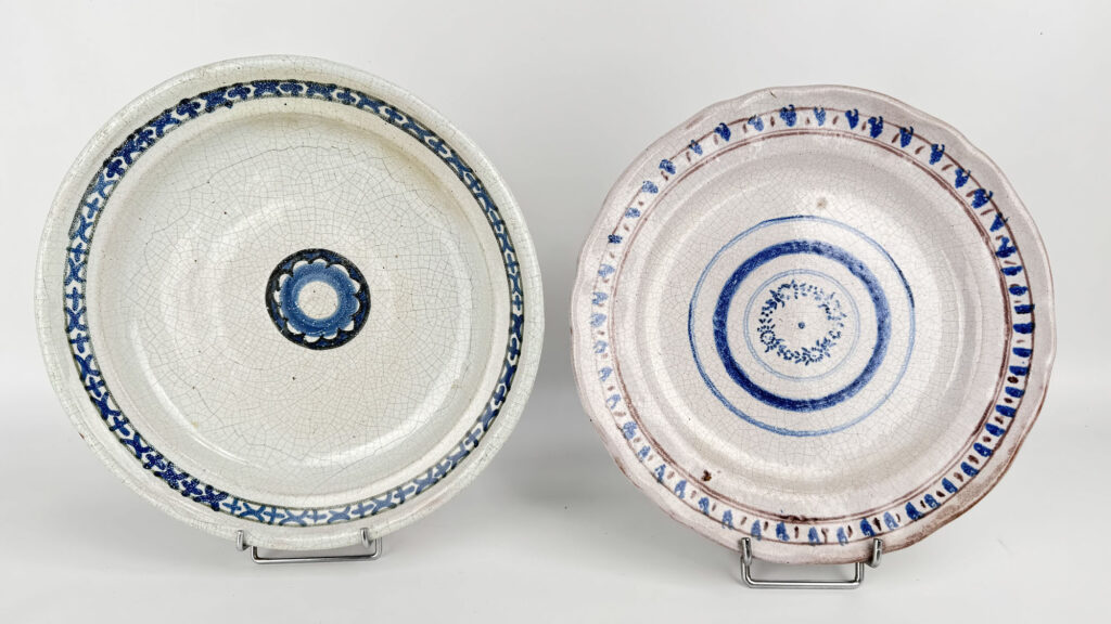 DEUX PLATS de forme ronde et mouvementée en faïence émaillée…