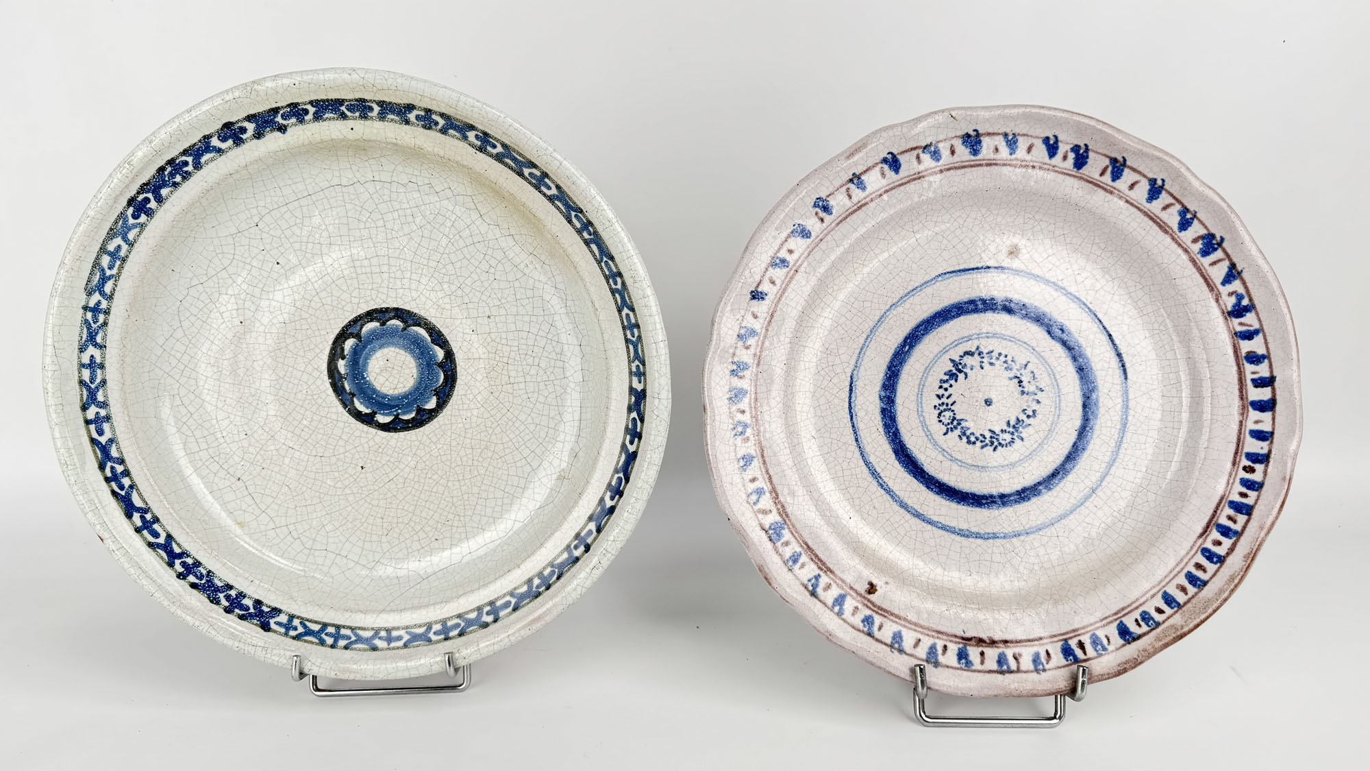 DEUX PLATS de forme ronde et mouvementée en faïence émaillée…