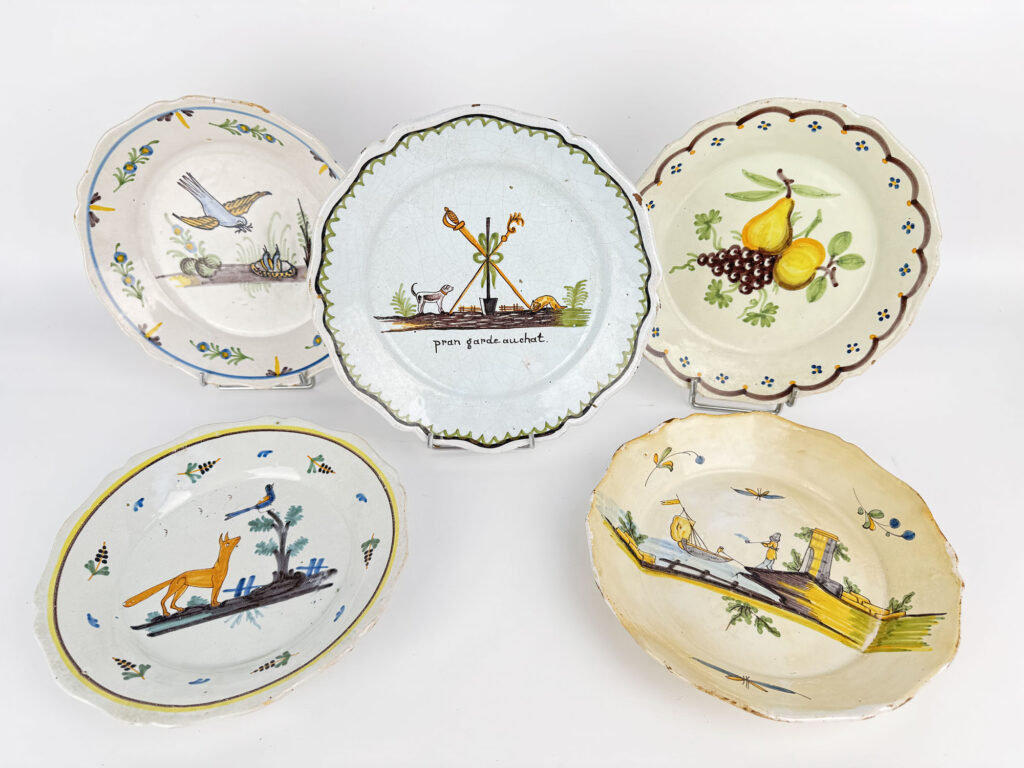 ENSEMBLE DE CINQ ASSIETTES en faïence émaillée polychrome à décor…