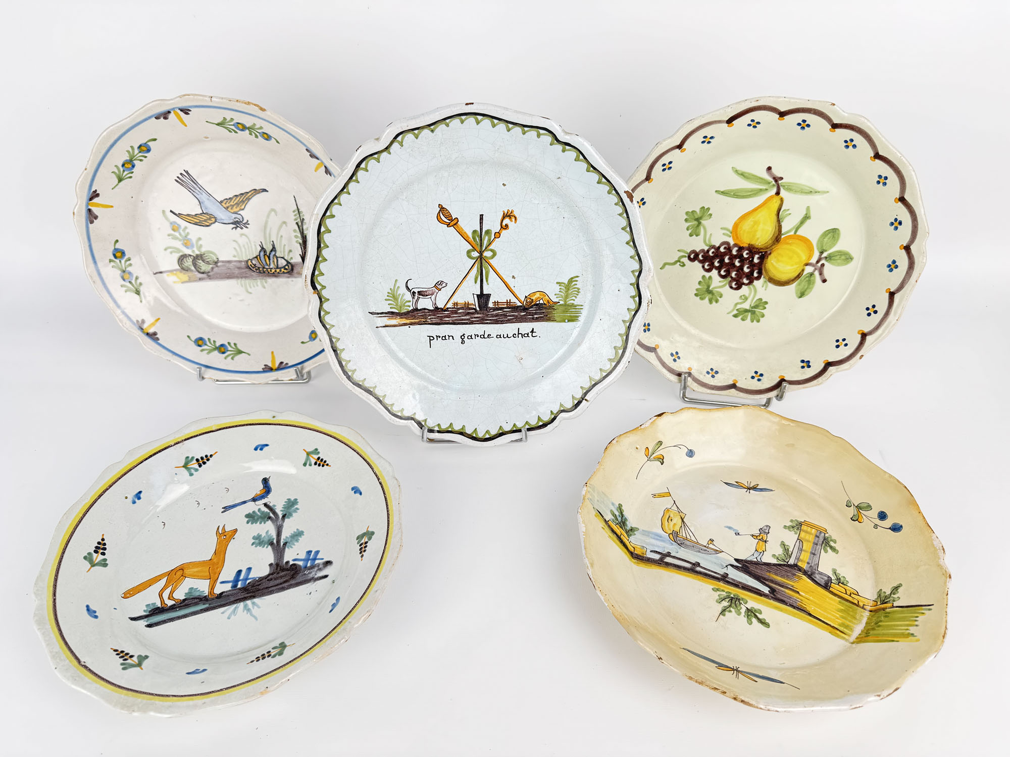ENSEMBLE DE CINQ ASSIETTES en faïence émaillée polychrome à décor…