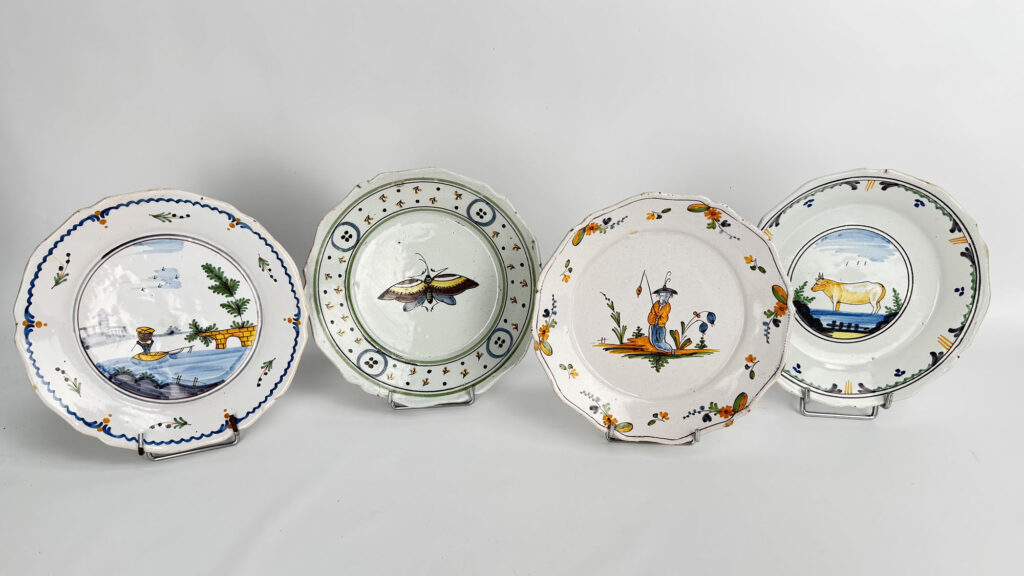 ENSEMBLE DE QUATRE ASSIETTES en faïence émaillée polychrome à décor…