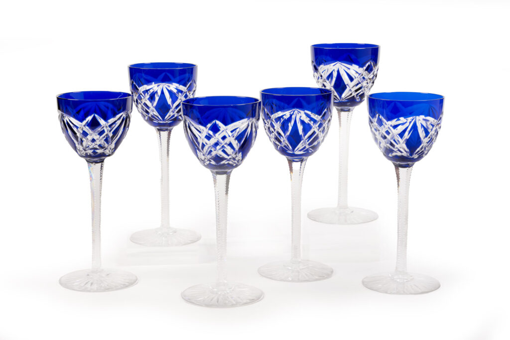 SUITE DE SIX VERRES en cristal doublé à décor taillé…