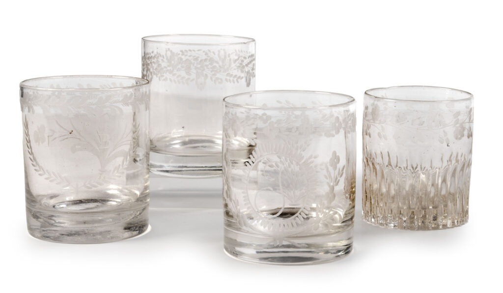 SUITE de quatre verres à eau à décor gravé de…