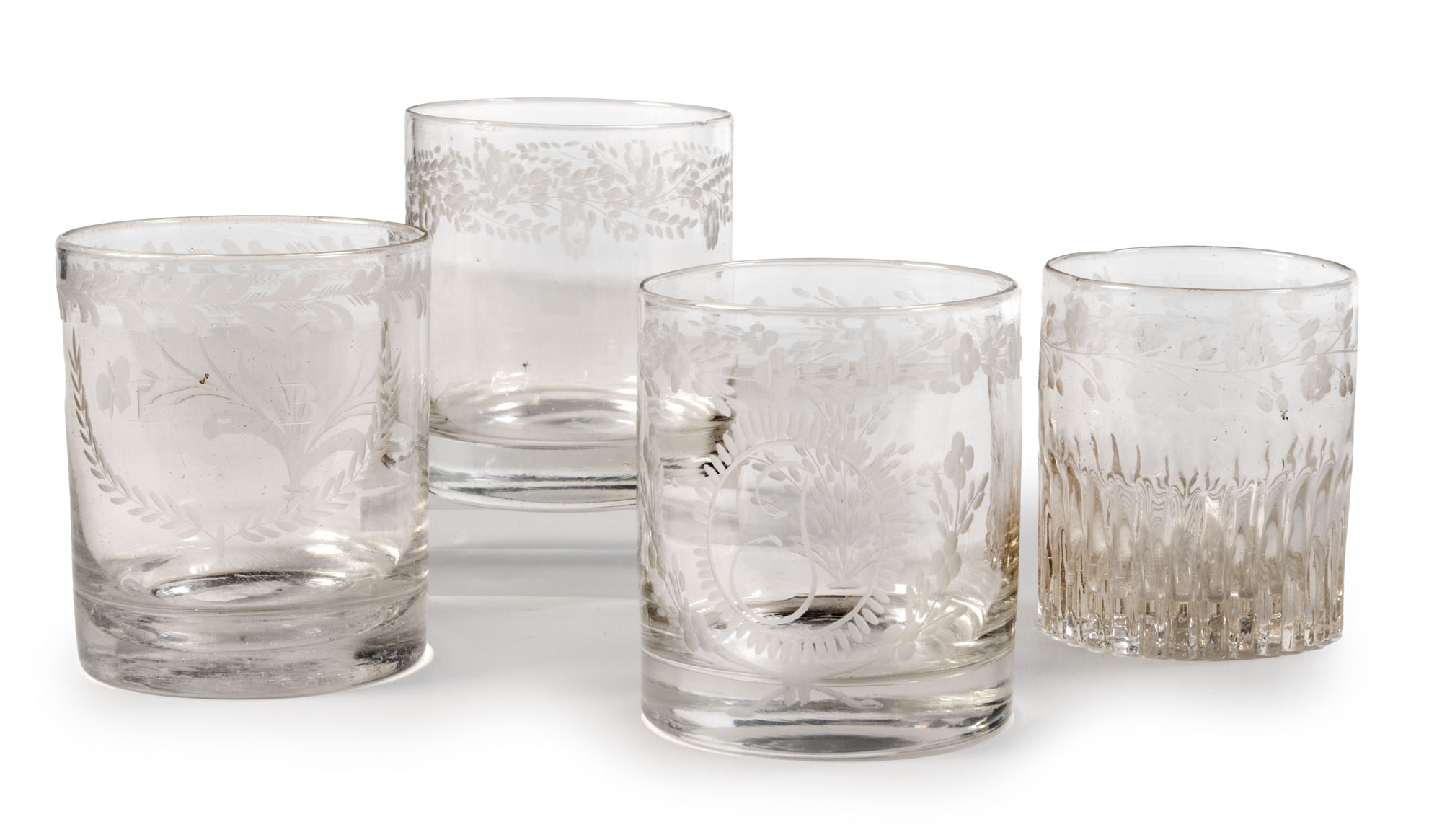 SUITE de quatre verres à eau à décor gravé de…
