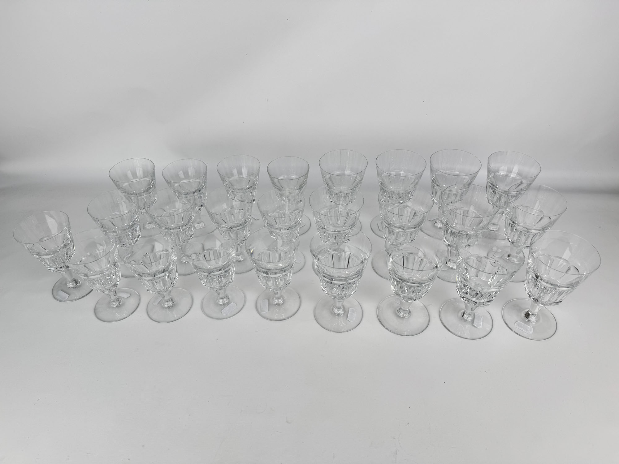 SUITE de 51 verres modèle « Missouri » comprenant :…