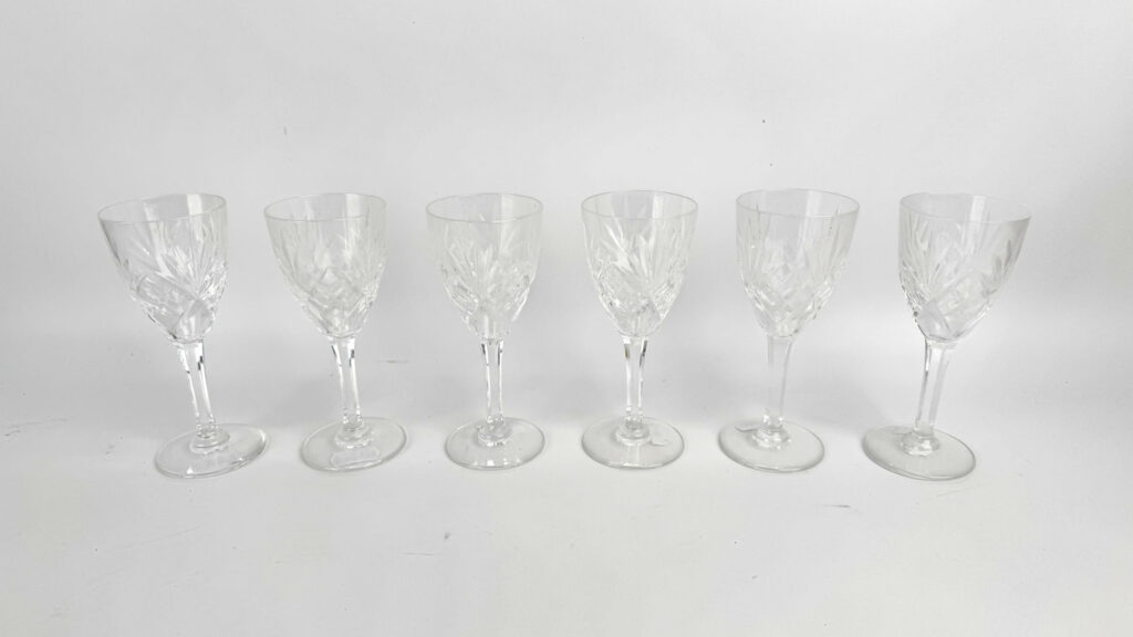 SUITE de six verres en cristal taillé, signé. SAINT-LOUIS. Haut.…