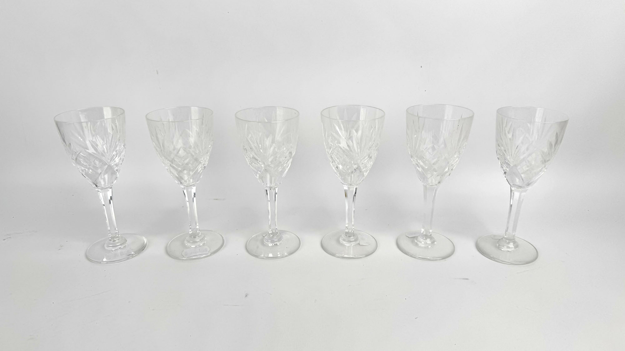 SUITE de six verres en cristal taillé, signé. SAINT-LOUIS. Haut.…