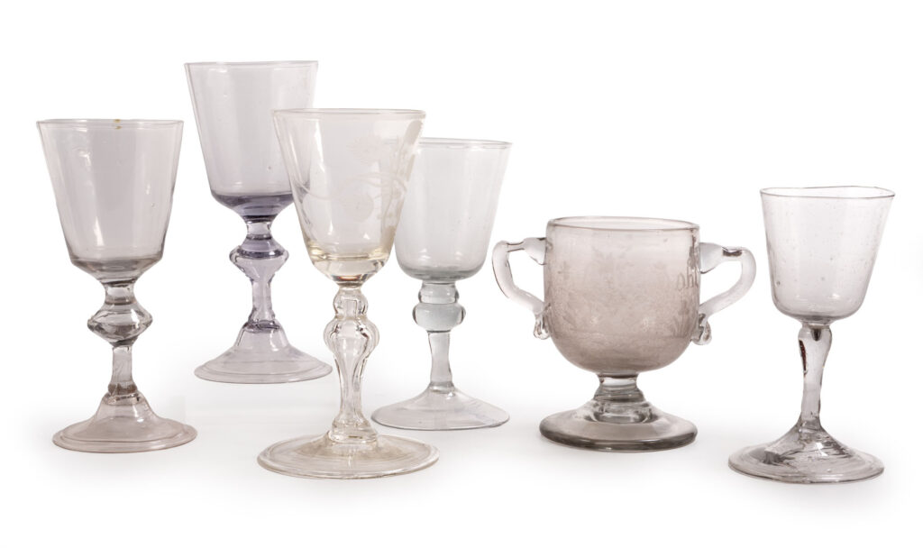 ENSEMBLE de six verres sur pied, un à décor floral,…