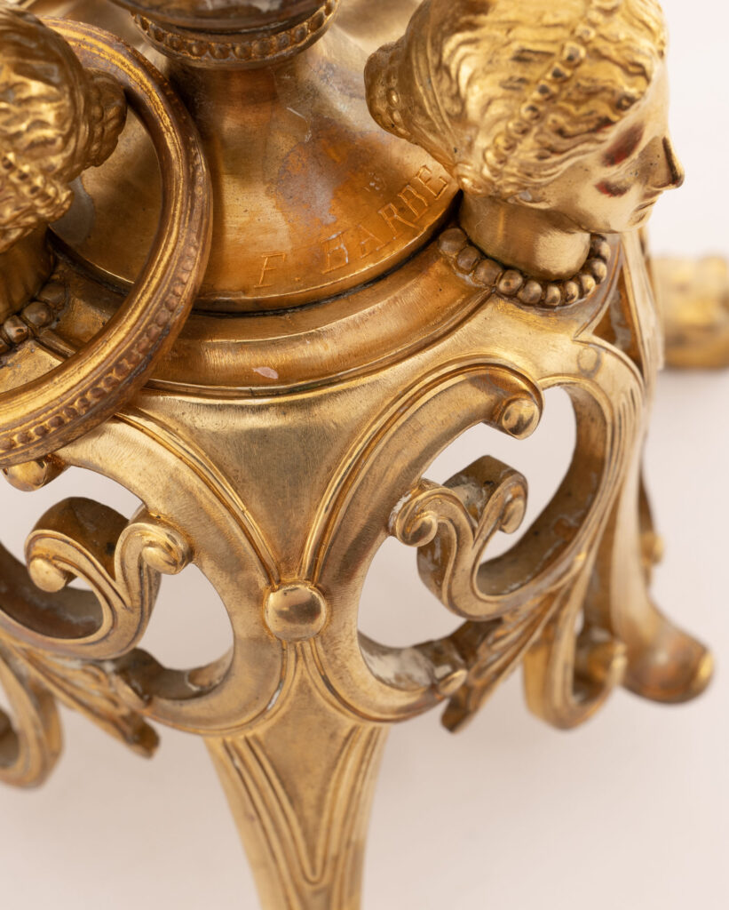 PIED DE COUPE tripode en bronze doré et ciselé, à…