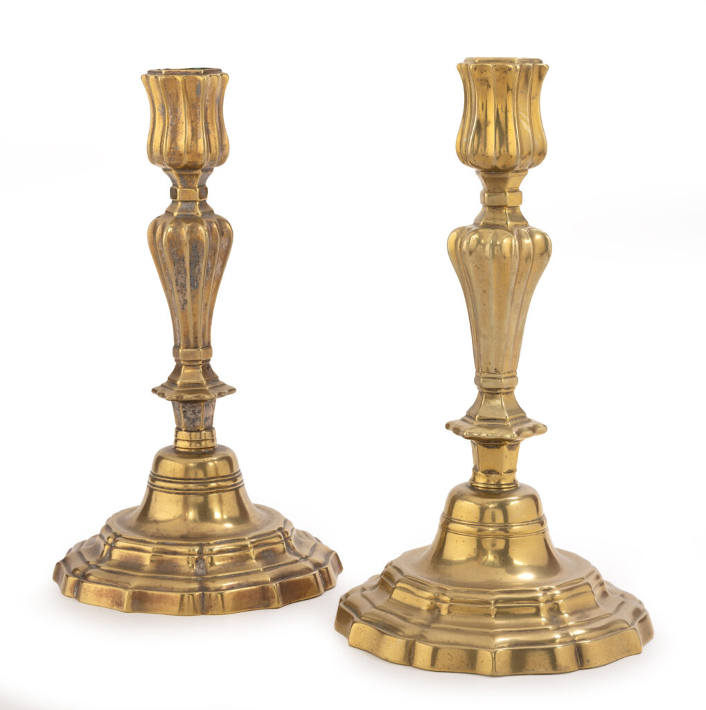 DEUX BOUGEOIRS en métal et laiton doré, les futs cannelés,…