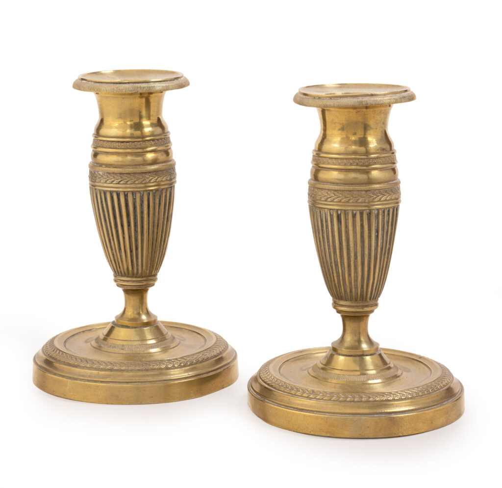 PAIRE DE BOUGEOIRS en bronze doré, le fut à décor…