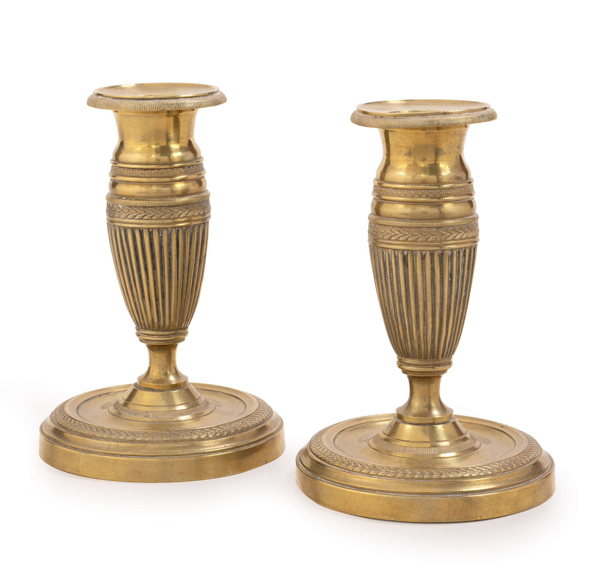 PAIRE DE BOUGEOIRS en bronze doré, le fut à décor…