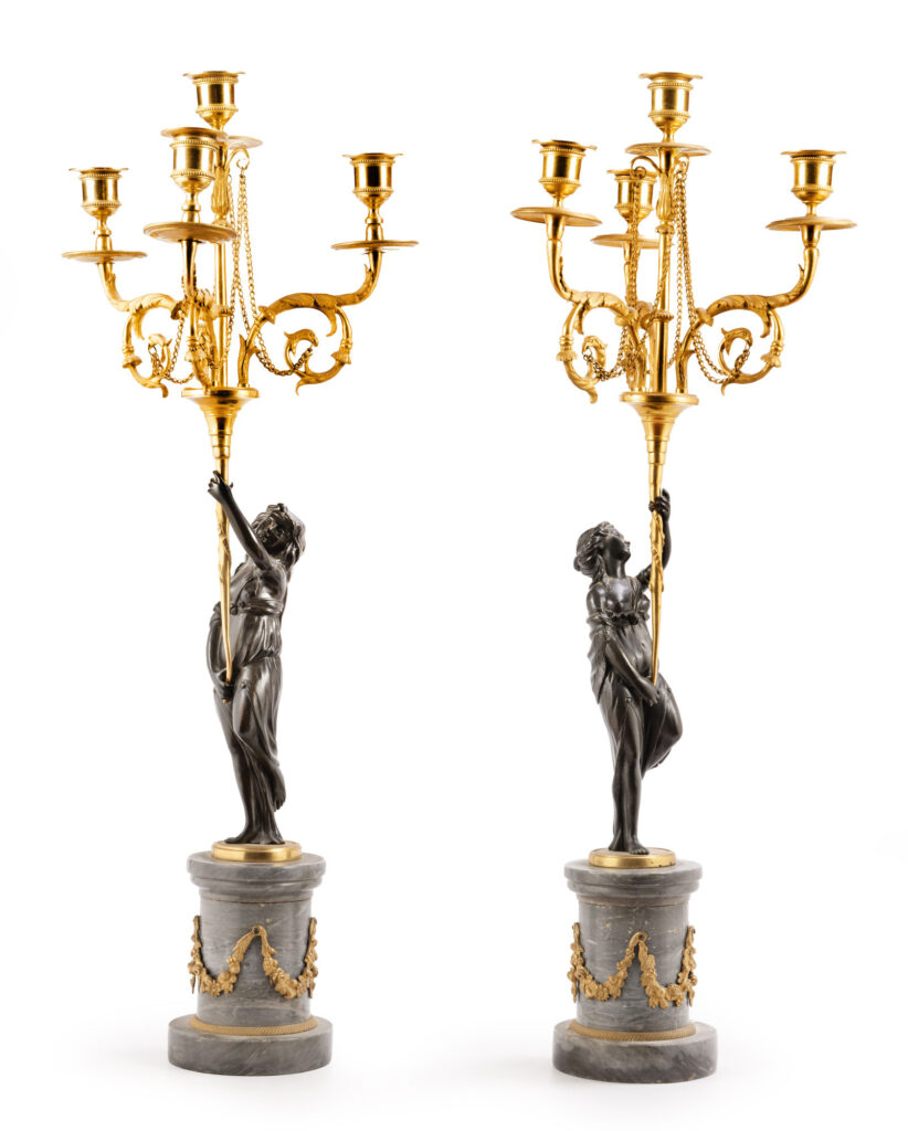 PAIRE DE CANDÉLABRES de style Louis XVI en bronze doré…