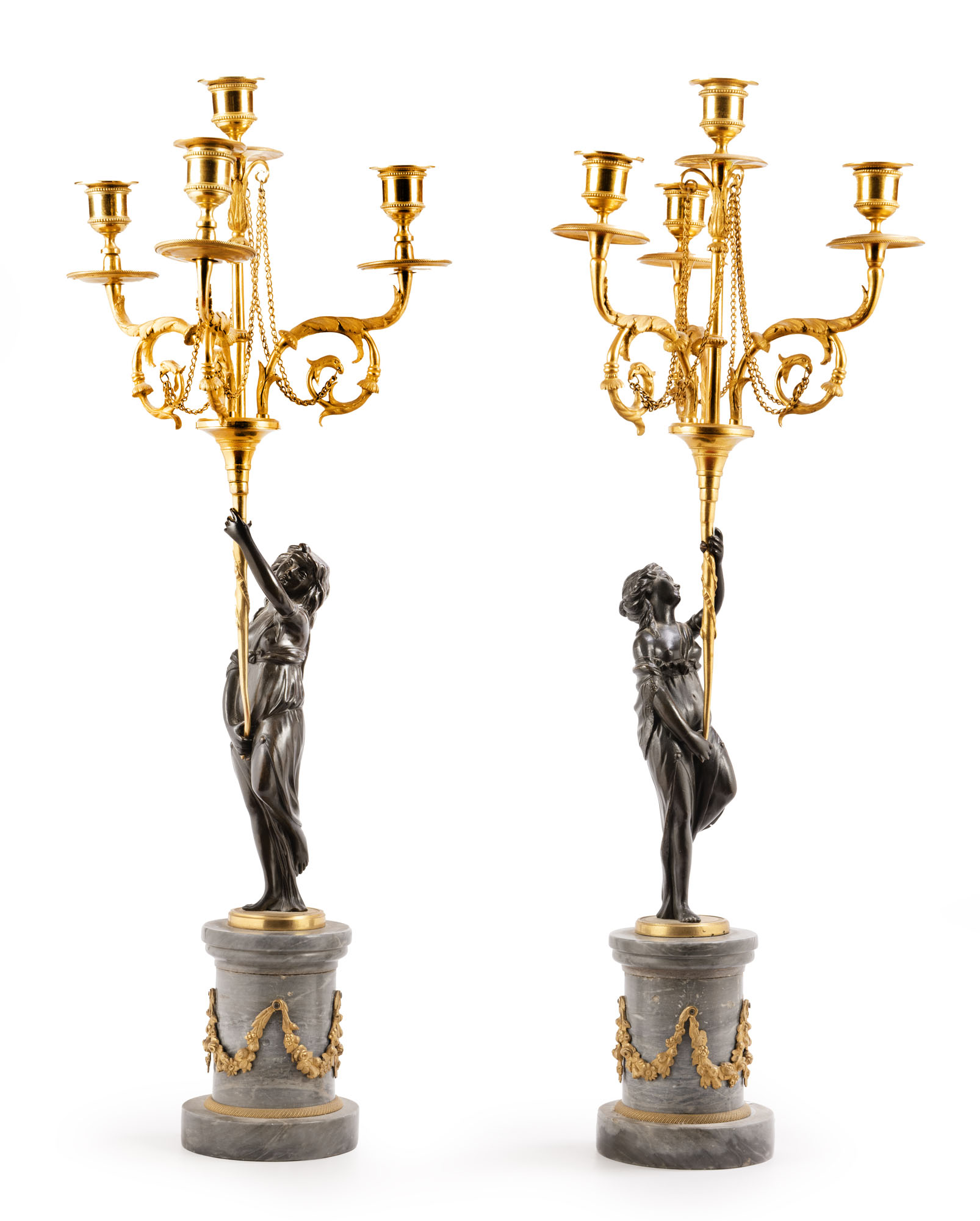 PAIRE DE CANDÉLABRES de style Louis XVI en bronze doré…