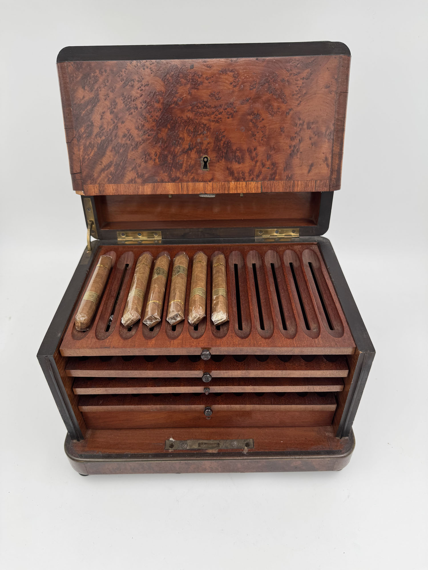 BOITE À CIGARES en plaquage de loupe et incrustations de…