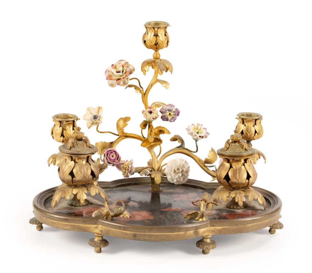 ENCRIER de style Louis XV, le plateau polylobé en laque…