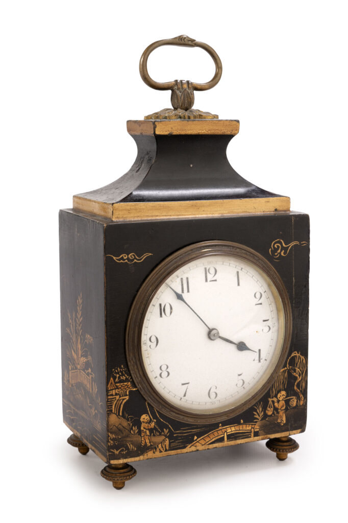 PETITE PENDULE en laque noire et dorée à décor de…