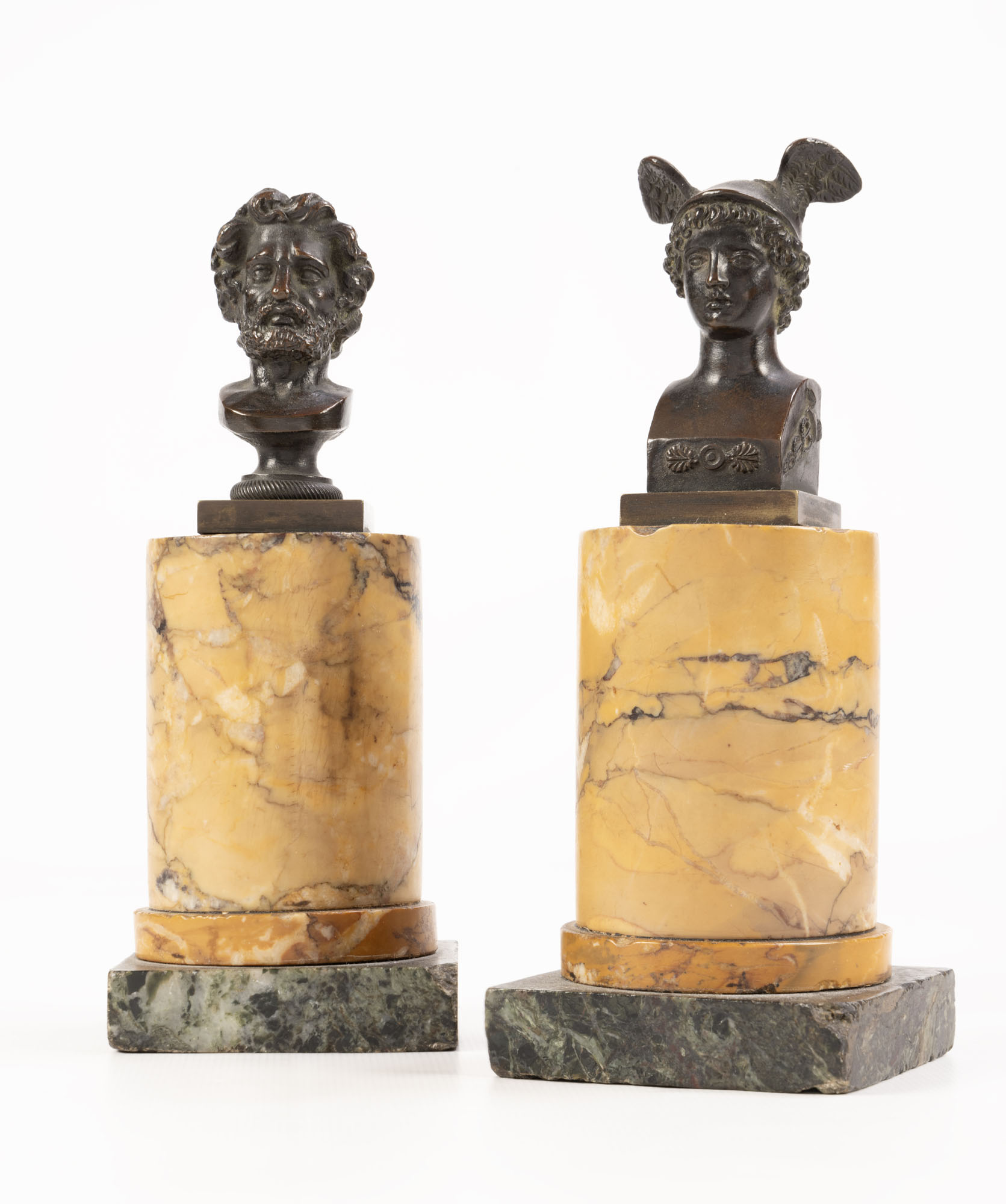 DEUX BUSTES représentant Vulcain et Hermès en bronze patiné brun,…