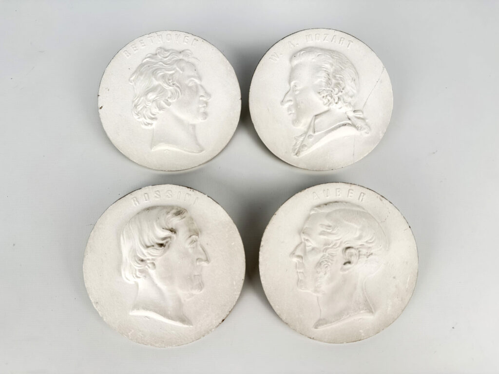 SUITE DE QUATRE MÉDAILLONS en plâtre représentant Mozart (1756-1791), Beethoven…