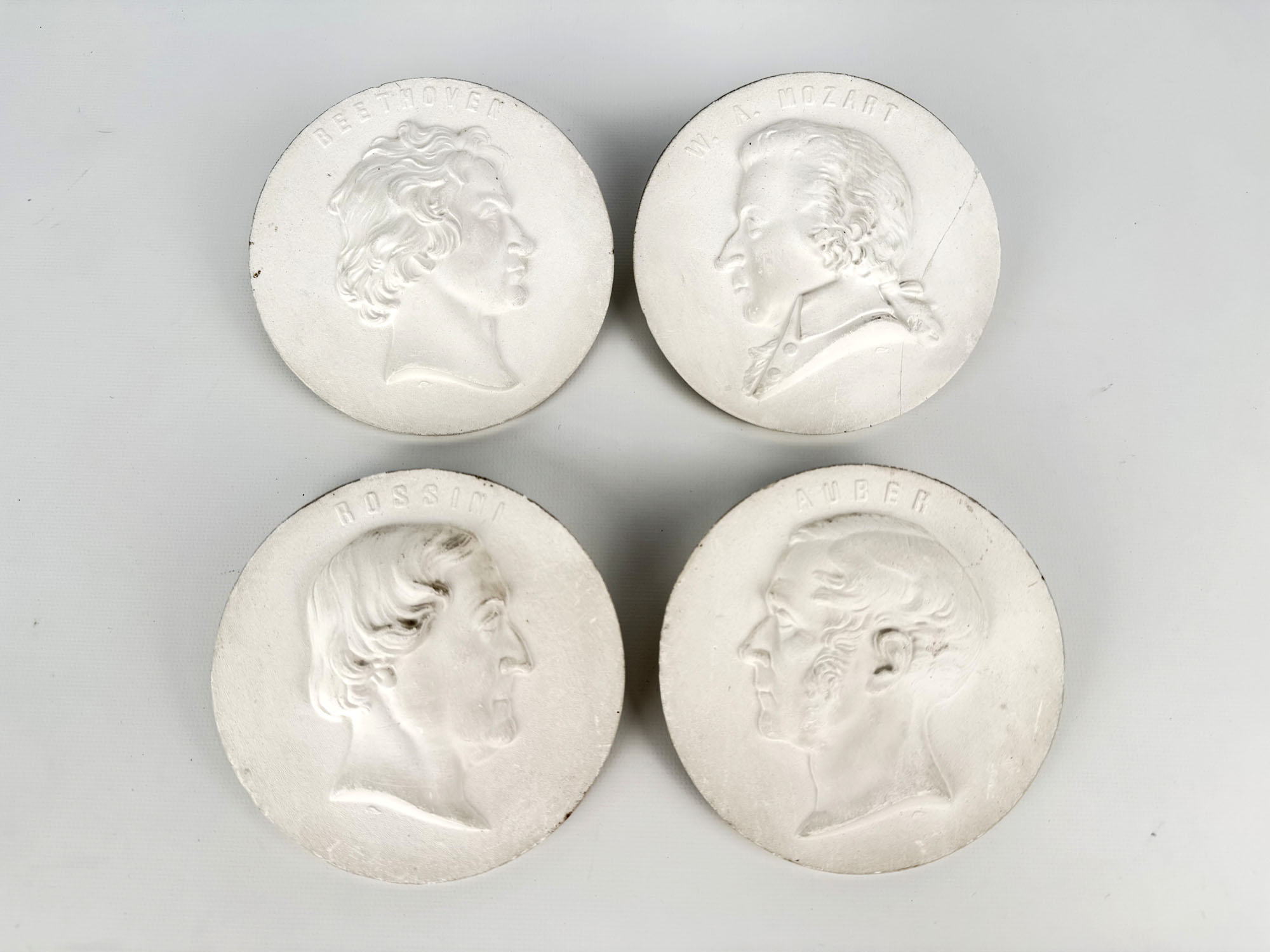 SUITE DE QUATRE MÉDAILLONS en plâtre représentant Mozart (1756-1791), Beethoven…